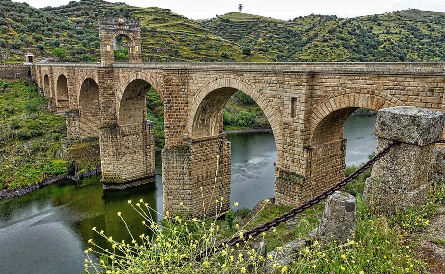 Alcántara, localidad extremeña fundada en época antigua en la que destaca el puente romano, levantado por Cayo Julio Lacer.