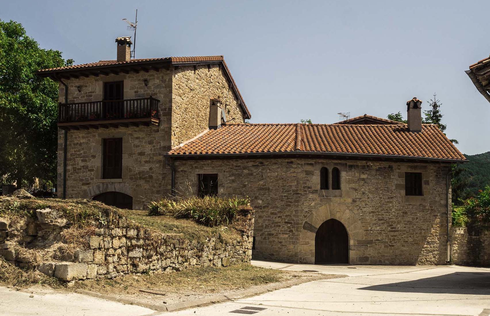 Es un Concejo del Valle de Esteribar que cuenta con una población de 28 habitantes (2020) situado en la zona sur del valle a la derecha del río Arga.