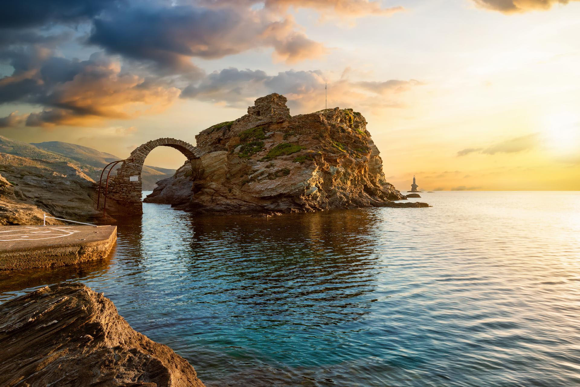 Isla griega del mar Egeo, la más septentrional del archipiélago de las islas Cícladas.