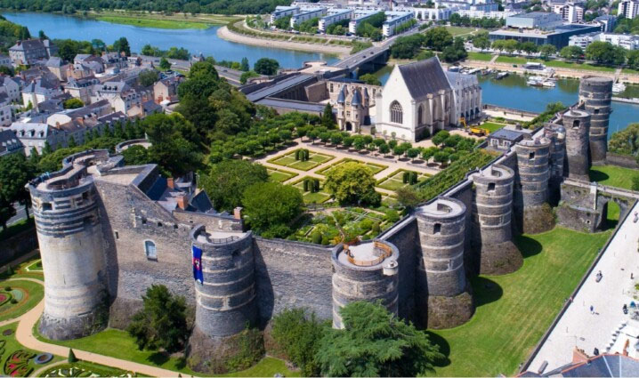 Situada en el río Maine, a sólo 8 km de su desembocadura en el Loira, Angers (Francia) fue una vez el centro de poder de Foulques Nerra