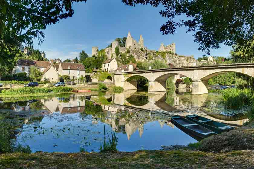 Angles-sur-l'Anglin es un pequeño pueblo medieval situado entre los valles de Creuse y Gartempe, en los límites de Poitou, Touraine y Berry.