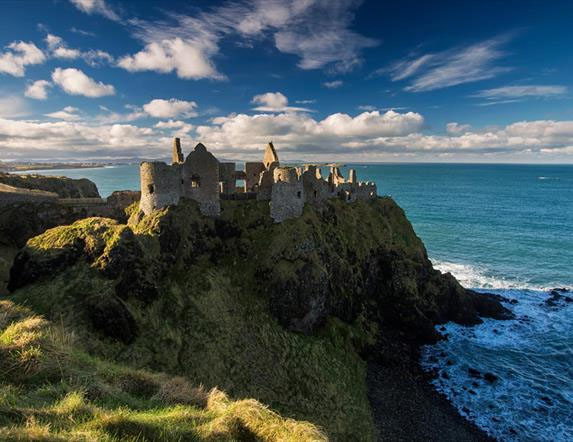 El condado de Antrim, está ubicado del lado noreste de la isla de Irlanda. 