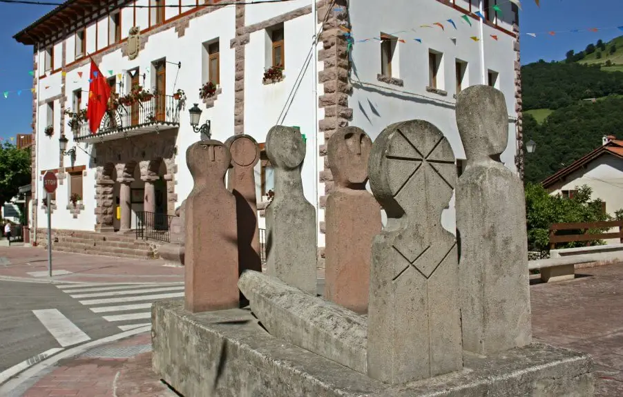 Monumento a los peregrinos en Valcarlos, Navarra