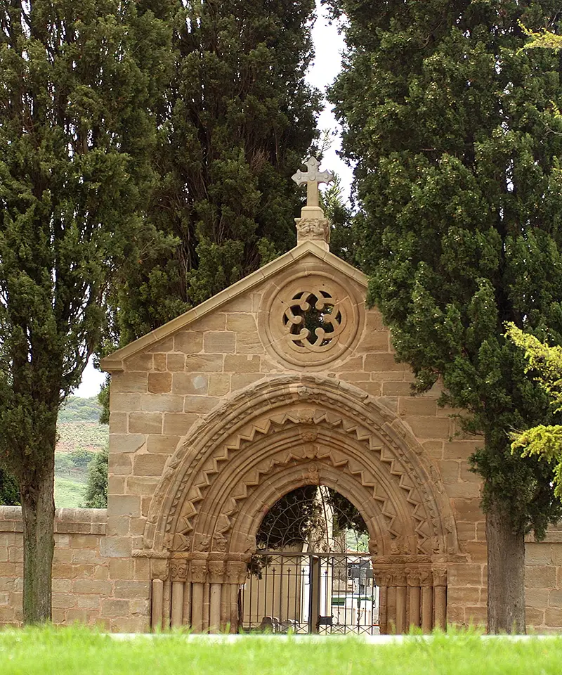 Portada del cementerio de Navarrete, La Rioja
