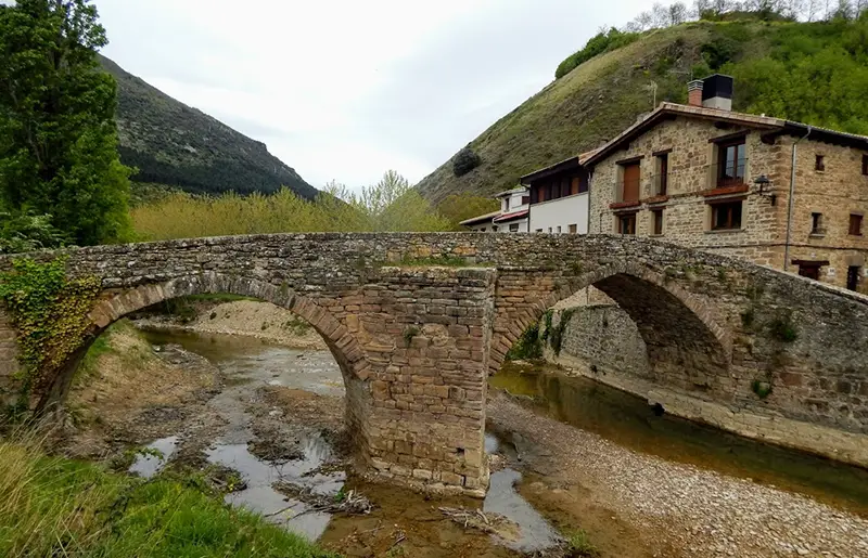 Puente gótico en Monreal, Navarra